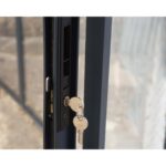 télikert tolóajtó zárral